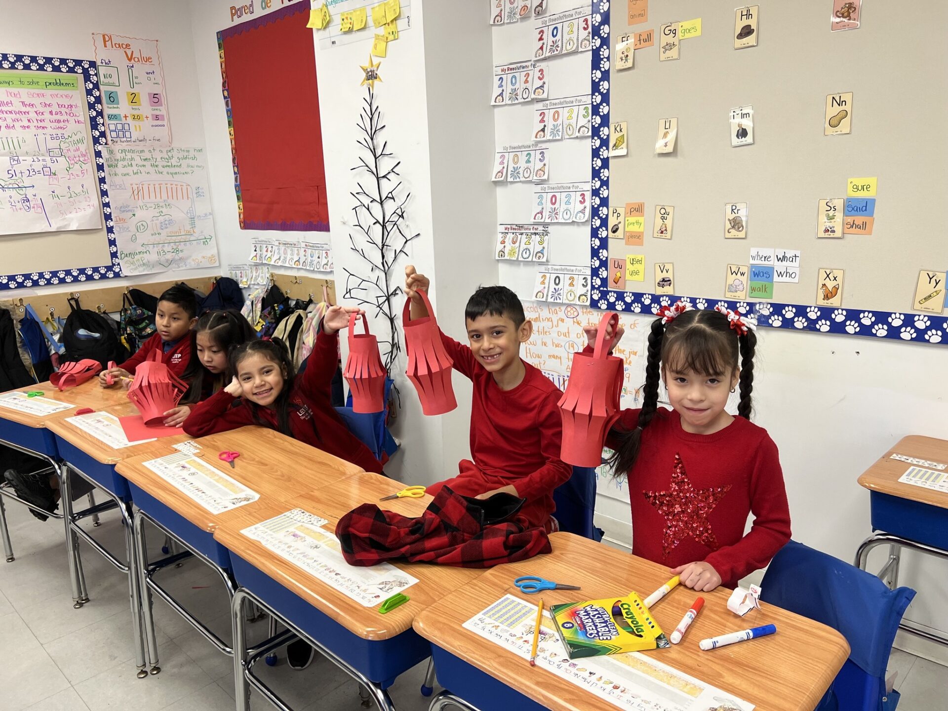 326548515_698957321956670_8472225441182735979_n A children doing craft work